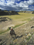 Groundskeeper at Ruins in Monte Alban, Oaxaca, Mexico Photographie par Judith Haden