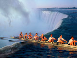 Rowers Hang Over the Edge at Niagra Falls, US-Canada Border Photographie par Janis Miglavs