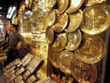Brass Plates Hang in Khan al-Khalili Bazaar, Cairo, Egypt Lámina fotográfica por Cindy Miller Hopkins