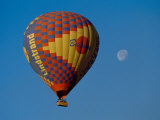 Moon Over the West Bank of the Nile and Hot Air Balloon with Tourists, Luxor, Egypt Lámina fotográfica por Cindy Miller Hopkins