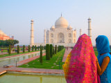 Hindu Women with Colorful Veils at the Taj Mahal, Agra, India Photographie par Bill Bachmann
