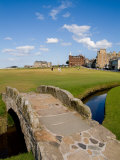 Golfing the Swilcan Bridge on the 18th Hole, St Andrews Golf Course, Scotland Photographie par Bill Bachmann