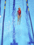 Young Woman Swimming Laps in a Pool Lámina fotográfica por Bill Bachmann Young Woman Swimming Laps in a Pool Lámina fotográfica por Bill Bachmann