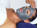 Young Woman Receiving Facial Treatment Photographie par Bill Bachmann