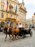 Horse Carriage Ride in Old Town District, Prague, Czech Republic Photographie par Bill Bachmann