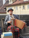 Polka Performer with Accordion on the Charles Bridge, Prague, Czech Republic Photographie par Bill Bachmann