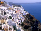 Mountains with Cliffside White Buildings in Santorini, Greece Photographie par Bill Bachmann