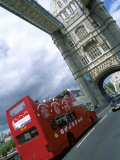 Tower Bridge with Double-Decker Bus, London, England Photographie par Bill Bachmann
