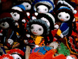 Handmade Dolls Made from Local Wool, Pisac Market, Peru Lámina fotográfica por Cindy Miller Hopkins Handmade Dolls Made from Local Wool, Pisac Market, Peru Lámina fotográfica por Cindy Miller Hopkins