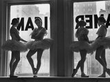 Ballerinas Standing on Window Sill in Rehearsal Room, George Balanchine's School of American Ballet Fotoprint van Alfred Eisenstaedt Ballerinas Standing on Window Sill in Rehearsal Room, George Balanchine's School of American Ballet Fotoprint van Alfred Eisenstaedt