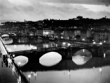 Bridges across the Arno River at Night Lámina fotográfica por Alfred Eisenstaedt Bridges across the Arno River at Night Lámina fotográfica por Alfred Eisenstaedt