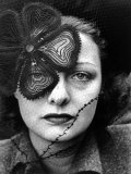 Professional Model Janet Macleod Wearing Veiled Hat Designed by Lilly Dache Lámina fotográfica de primera calidad por Alfred Eisenstaedt