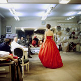 Fashion Designer Christian Dior Commenting on Red Gown for His New Collection Prior to Showing Fototryk i høj kvalitet af Loomis Dean Fashion Designer Christian Dior Commenting on Red Gown for His New Collection Prior to Showing Fototryk i høj kvalitet af Loomis Dean