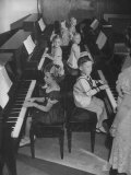 Children Taking Piano Lessons Lámina fotográfica por George Strock Children Taking Piano Lessons Lámina fotográfica por George Strock