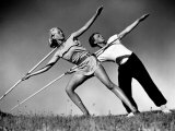 Gym Teachers Throwing Javelins at Hiddensee Lámina fotográfica por Alfred Eisenstaedt Gym Teachers Throwing Javelins at Hiddensee Lámina fotográfica por Alfred Eisenstaedt