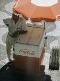 Coca-Cola Vendor Leaning on Cart with Umbrella on Mosaic Sidewalk, Copacabana Beach, Rio de Janeiro Lámina fotográfica por Dmitri Kessel Coca-Cola Vendor Leaning on Cart with Umbrella on Mosaic Sidewalk, Copacabana Beach, Rio de Janeiro Lámina fotográfica por Dmitri Kessel