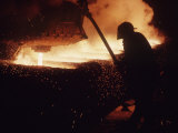 Worker Pouring Hot Steel at an Unidentified Brazilian Steel Plant Lámina fotográfica por Paul Schutzer