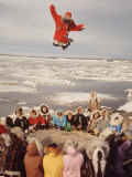 Native Alaskans Playing a Game of Nulukatuk, in Which Individals are Tossed into the Air Impressão fotográfica premium por Ralph Crane Native Alaskans Playing a Game of Nulukatuk, in Which Individals are Tossed into the Air Impressão fotográfica premium por Ralph Crane