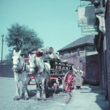 Horse-Drawn Wagon Filled with Beer Barrels at a Bar Along the Thames Lámina fotográfica por William Sumits Horse-Drawn Wagon Filled with Beer Barrels at a Bar Along the Thames Lámina fotográfica por William Sumits