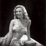 Movie Starlet Marilyn Monroe Posing in Studio Lámina fotográfica de primera calidad por J. R. Eyerman Movie Starlet Marilyn Monroe Posing in Studio Lámina fotográfica de primera calidad por J. R. Eyerman