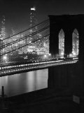Glittering Night View of the Brooklyn Bridge Spanning the Glassy Waters of the East River Lámina fotográfica por Andreas Feininger