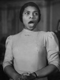African American Singer Marian Anderson Rehearsing Lámina fotográfica de primera calidad por William Vandivert