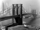 View of the Brooklyn Bridge and the Skyscrapers of Manhattan's Financial District Lámina fotográfica por Andreas Feininger