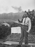 Senator Richard M. Nixon on Roof of His Home in Los Angeles, Putting Out Fires Caused by Brush Blaz Lámina fotográfica por Allan Grant Senator Richard M. Nixon on Roof of His Home in Los Angeles, Putting Out Fires Caused by Brush Blaz Lámina fotográfica por Allan Grant