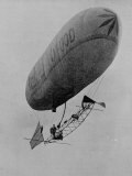 Low Angle of the First Airship to Successfully Fly across London Lámina fotográfica