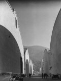 People Walking Between Sound Stages at Warner Bros. Studio Fotografisk trykk av Margaret Bourke-White