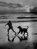 Afghan Dog Roaming across Beach with Girl at Sundown, During Preparation for Westminister Show Lámina fotográfica por George Silk Afghan Dog Roaming across Beach with Girl at Sundown, During Preparation for Westminister Show Lámina fotográfica por George Silk