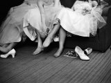 Teenage Girls Resting Feet at First Formal Dance at the Naval Armory Lámina fotográfica por Cornell Capa Teenage Girls Resting Feet at First Formal Dance at the Naval Armory Lámina fotográfica por Cornell Capa