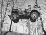 Group of Us Soldiers Pulling a Jeep over a Ravine Using Ropes while on Maneuvers Lámina fotográfica por William C. Shrout