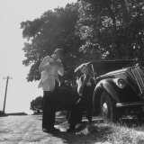 Dinner Clothes, a Virtual Must at Glyndebourne Festival, are Donned by Two Opera Lovers on Roadside Lámina fotográfica por Cornell Capa Dinner Clothes, a Virtual Must at Glyndebourne Festival, are Donned by Two Opera Lovers on Roadside Lámina fotográfica por Cornell Capa