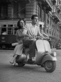 Man and Woman Riding a Vespa Scooter Lámina fotográfica por Dmitri Kessel Man and Woman Riding a Vespa Scooter Lámina fotográfica por Dmitri Kessel