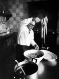 Film-Maker Dino de Laurentis Making Pasta Premium fotografisk trykk av Carlo Bavagnoli