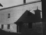 Barn on Farm in a Shaker Community Lámina fotográfica por John Loengard Barn on Farm in a Shaker Community Lámina fotográfica por John Loengard