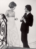 Fashion Designer Yves Saint Laurent Talking with Client Mrs. Stanley Donen at His Boutique Premium fotografisk trykk av Pierre Boulat Fashion Designer Yves Saint Laurent Talking with Client Mrs. Stanley Donen at His Boutique Premium fotografisk trykk av Pierre Boulat