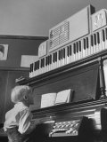 Elementary Student John Cox, Taking His Turn on Teacher's Piano after Practicing with Dummy Keyboar Lámina fotográfica por Yale Joel Elementary Student John Cox, Taking His Turn on Teacher's Piano after Practicing with Dummy Keyboar Lámina fotográfica por Yale Joel