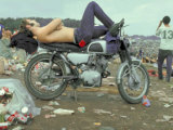 Shirtless Man in Levi Strauss Jeans Lying on Motorcycle Seat at Woodstock Music Festival Fotografisk tryk af Bill Eppridge Shirtless Man in Levi Strauss Jeans Lying on Motorcycle Seat at Woodstock Music Festival Fotografisk tryk af Bill Eppridge