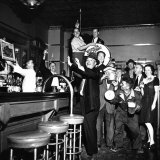 Brooklyn Dodger Fans at a Bar Celebrating Dodgers' Winning of the National League Pennant Lámina fotográfica por George Strock Brooklyn Dodger Fans at a Bar Celebrating Dodgers' Winning of the National League Pennant Lámina fotográfica por George Strock