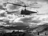 Helicopter Flying in Unidentified Location Lámina fotográfica por Margaret Bourke-White Helicopter Flying in Unidentified Location Lámina fotográfica por Margaret Bourke-White