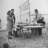 Couple Buying Seafood at Blackpool Beach Lámina fotográfica por Ian Smith Couple Buying Seafood at Blackpool Beach Lámina fotográfica por Ian Smith
