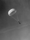 View of Parachute Test with a Weighted Dummy, for the Irving Air Chute Co Lámina fotográfica por Margaret Bourke-White