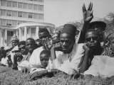 Senegalese Awaiting Arrival of US VP Lyndon Johnson to Celebrate First Year of their Independence Fototryk i høj kvalitet af Hank Walker Senegalese Awaiting Arrival of US VP Lyndon Johnson to Celebrate First Year of their Independence Fototryk i høj kvalitet af Hank Walker