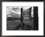 Entrance to Manzanar Relocation Center プリント - アンセル・アダムス
