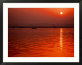 Sunset over the Ganges River in Varanasi, India Pósters por Dee Ann Pederson Sunset over the Ganges River in Varanasi, India Pósters por Dee Ann Pederson