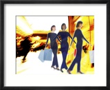 Blurred Silhouette of Woman Swinging Shopping Bags in Busy City Scene Pósters