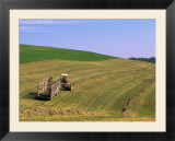 Tractor pulling container of hay, Ohio Stampa di Jeff Friedman