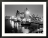 A View of Tower Bridge on the River Thames Illuminated at Night in London, April 1987 Affiches